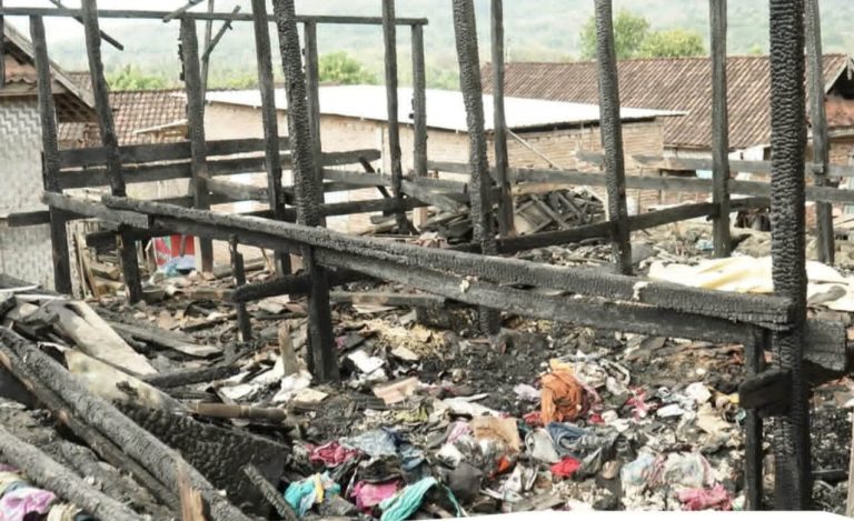 Wabup Sumbawa Tinjau Korban Kebakaran di Moyo Hulu, Ingatkan Warga Waspadai Instalasi Listrik