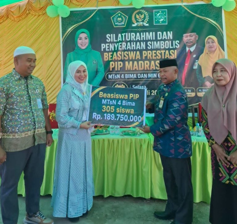 Sebanyak 305 Siswa MTsN 4 Bima Terima Beasiswa PIP Senilai Rp189,75 Juta