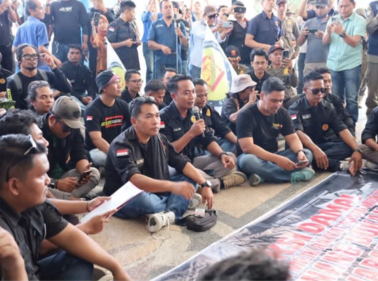 Wabup Lombok Barat Terima Aspirasi Massa KASTA NTB di Kantor Bupati