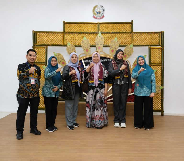 Dekranasda Kabupaten Bima Promosikan Tenun dan Kriya Lokal di HUT Ke-46 Dekranas Makassar