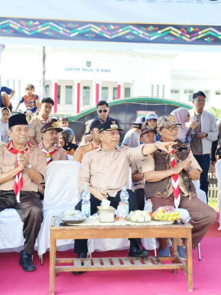 Satpol PP Kota Bima Amankan Lomba Gerak Jalan Indah Tingkat SMA/SMK/MA