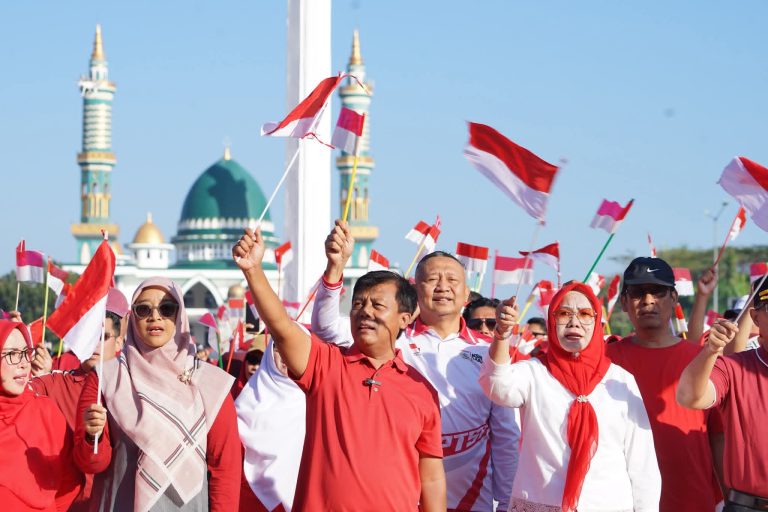 Bupati KSB Pimpin Gerakan Pembagian Bendera Merah Putih Sambut HUT RI ke-81