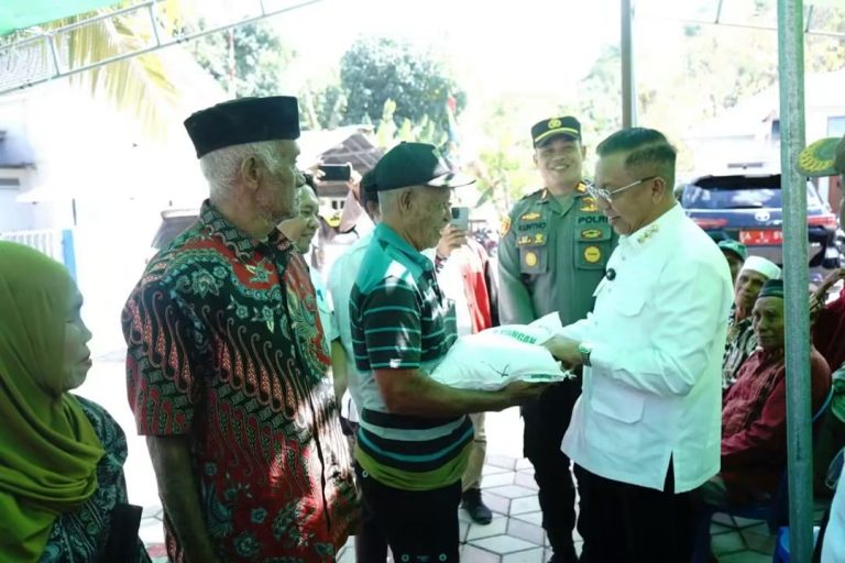 242 Keluarga di Kodo Terima Bantuan 7,2 Ton Beras