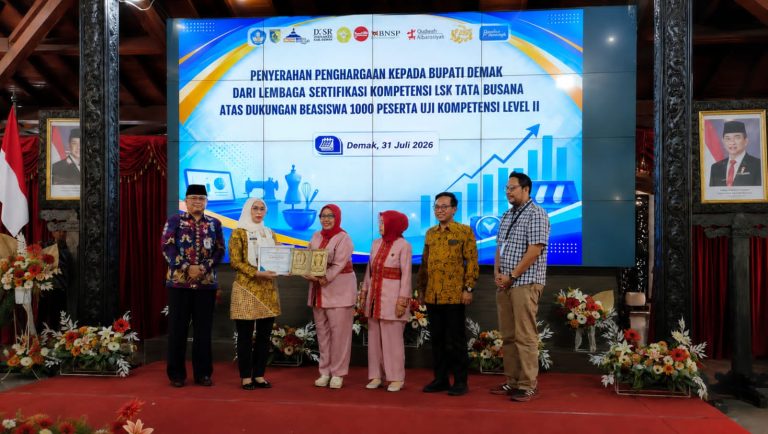 LSK Tata Busana Berikan Penghargaan kepada Bupati Demak atas Dukungan Beasiswa Uji Kompetensi bagi 1.000 Peserta