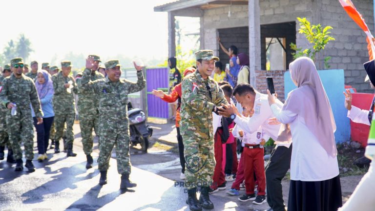 Gerak Jalan 17 Kilometer, Warga Dompu Antusias Sambut Bupati