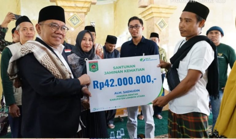 Bupati Najmul Serahkan Santunan Kematian BPJS Ketenagakerjaan