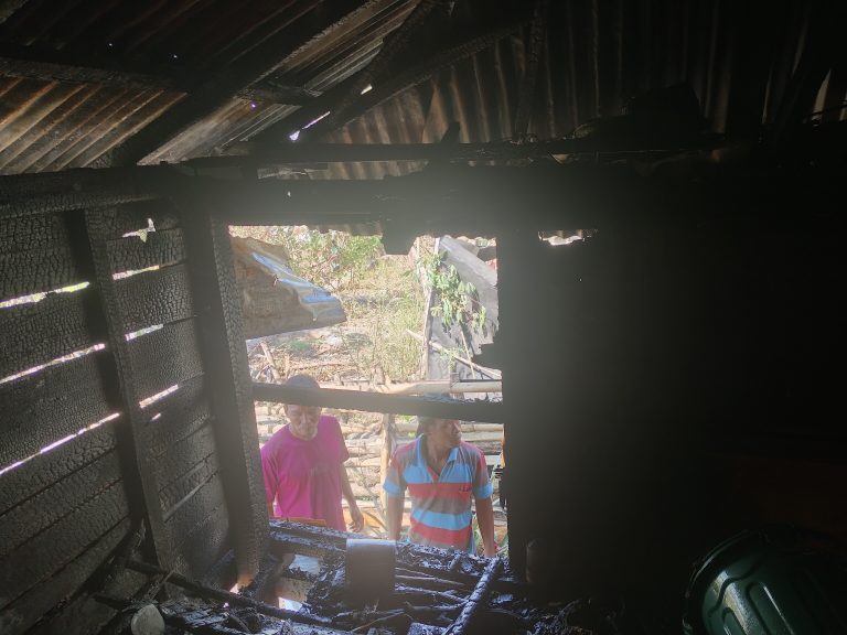 Ketika Api Melalap Dapur, Pasangan Lansia di Ndano Na’e Kehilangan Sebagian Rumah dan Harapan