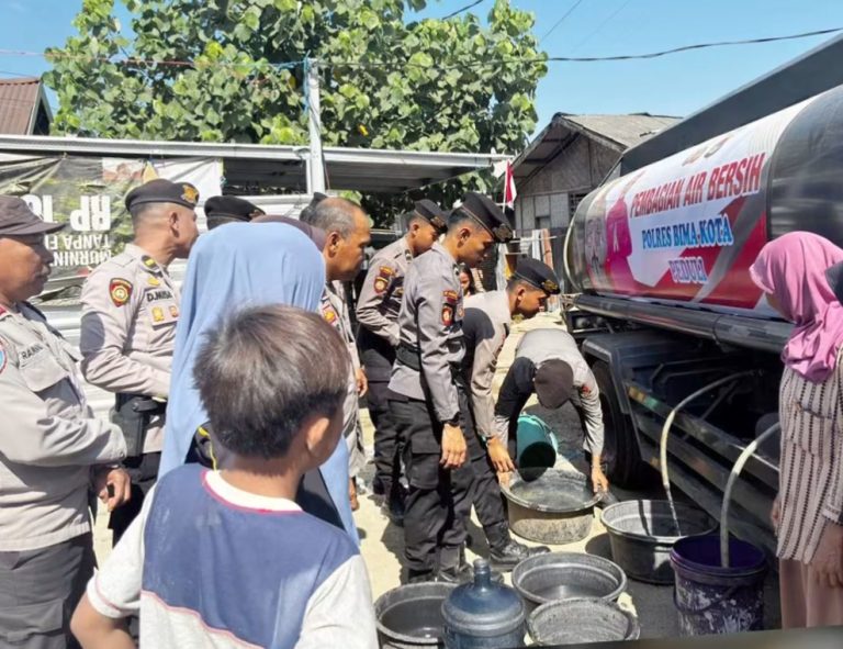 Polres Bima Kota Salurkan Bantuan Air Bersih untuk Warga Kelurahan Dara