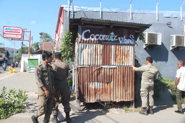 Satpol PP Kota Bima Tertibkan dan Bongkar Bangunan di Kelurahan Melayu