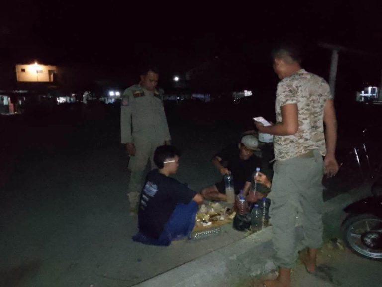 Satpol PP Lombok Tengah Tertibkan Aktivitas Konsumsi Tuak di Praya