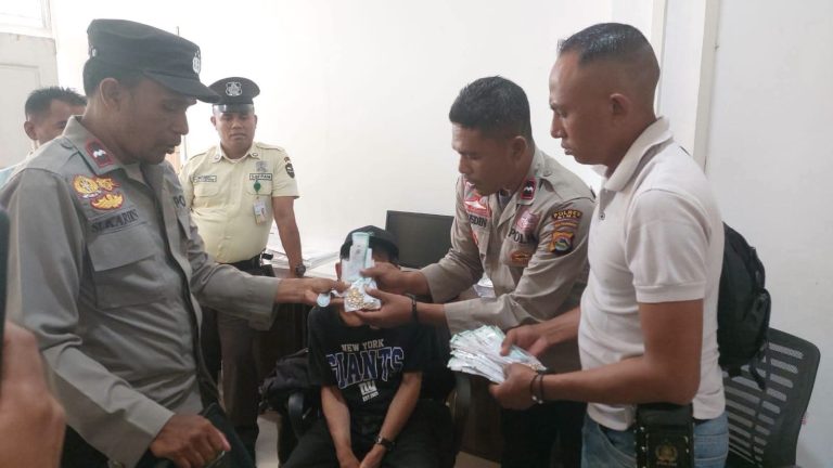 Diduga Gadaikan Emas Palsu Berisi Tembaga, Pria 69 Tahun Diamankan Polisi di Bolo