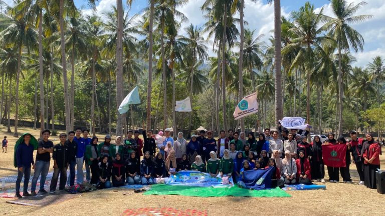 Ormawa FKIP UMMAT Perkuat Sinergi Melalui Gathering Perdana di Pantai Klui
