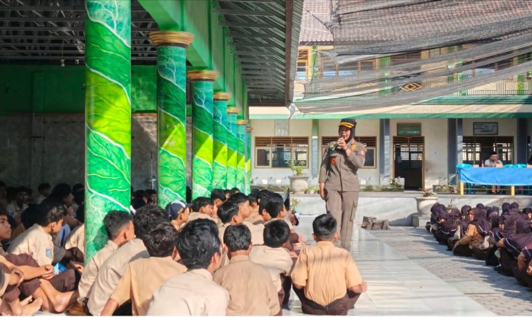 Di Balik Seragam Cokelat, Satpol PP Rangkul Pelajar SMPN 3 Selong